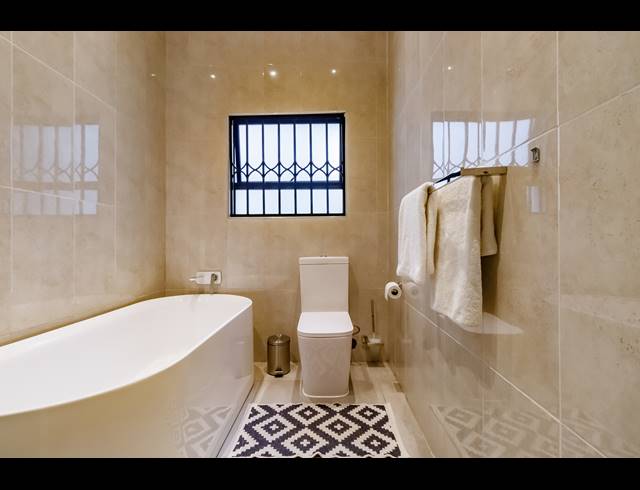 6 bed property to rent in EDENBURG